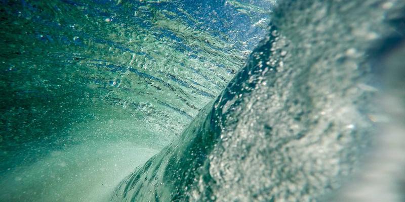 量子密钥分发（QKD）网络：程序员视角下的“绝对安全”通信基础设施构建与未来编程范式